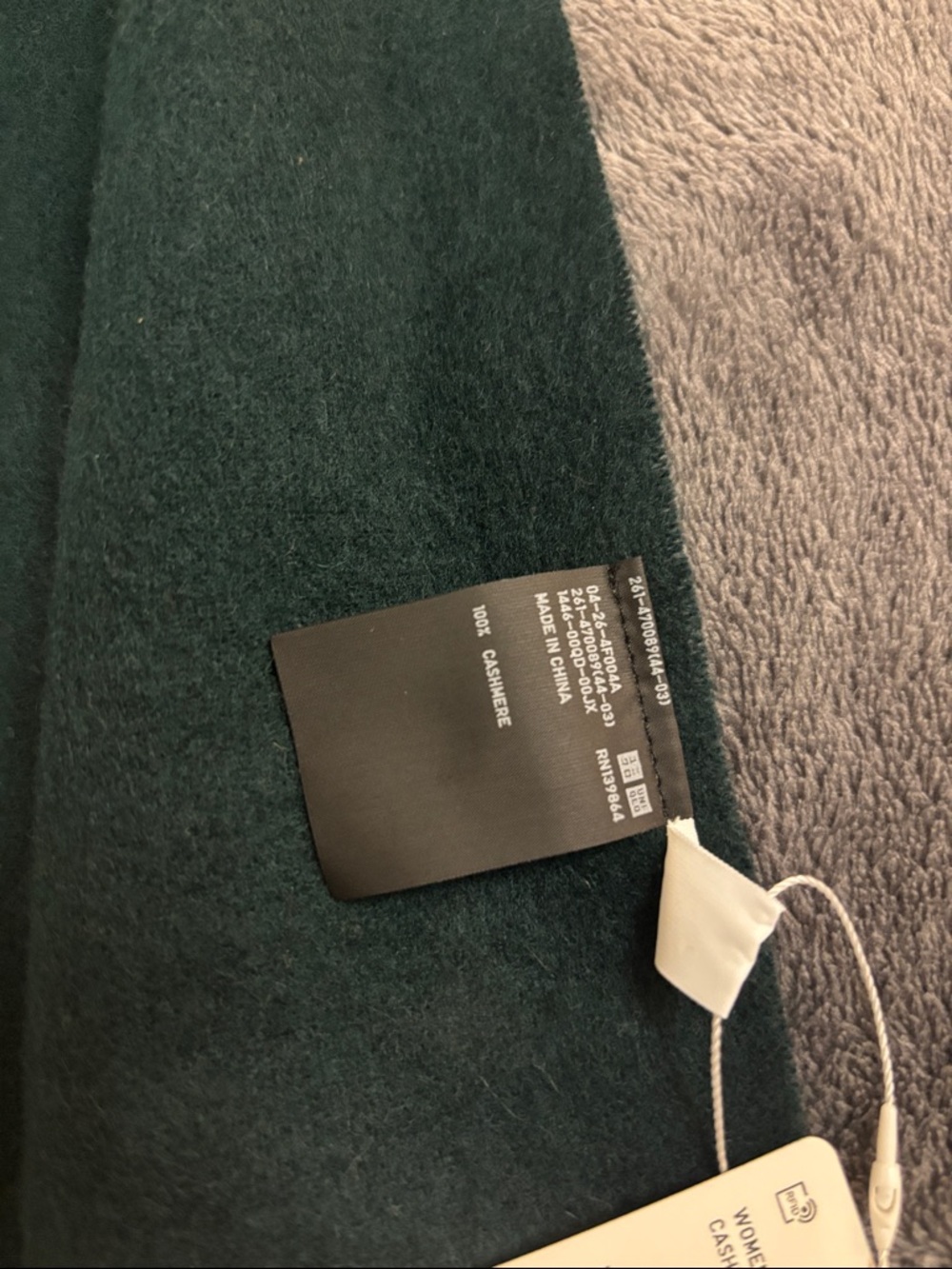 Uniqlo Green 100% Cashmere Scarf - Picture 5 of 6